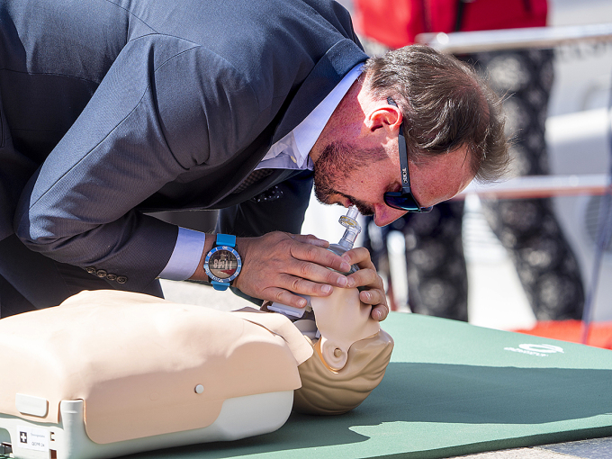 Kronprins Haakon forsøker seg på hjerte- og lungeredning. Foto: Terje Pedersen / NTB
